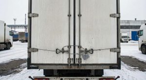 Опломбирована фура проволокой